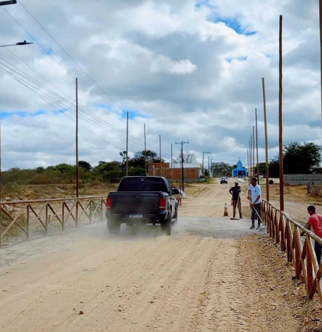 Prefeitura de Serrinha conclui serviço em ponte que dá acesso a povoado na zona rural