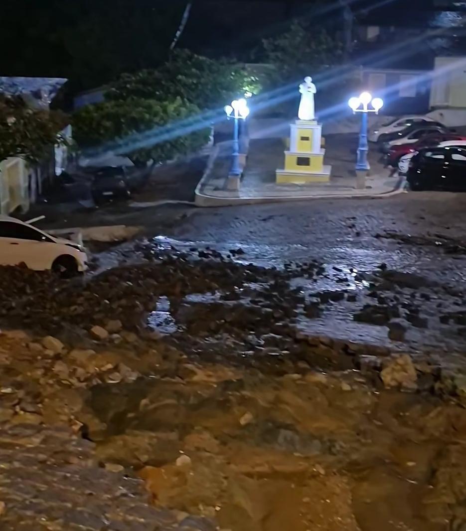 Vídeo: centro de cidade histórica é destruído após fortes chuvas