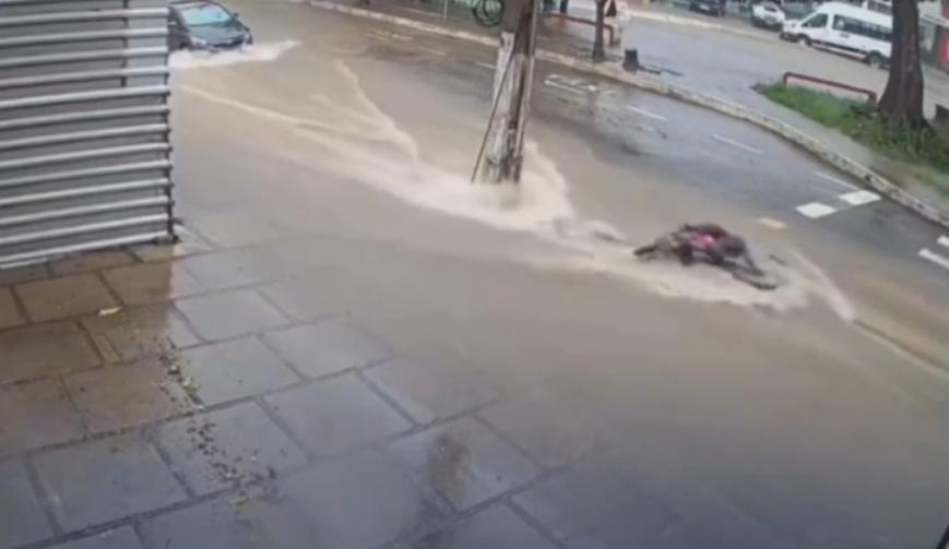 Vídeo: motociclista é arrastado por enxurrada durante chuva em município baiano