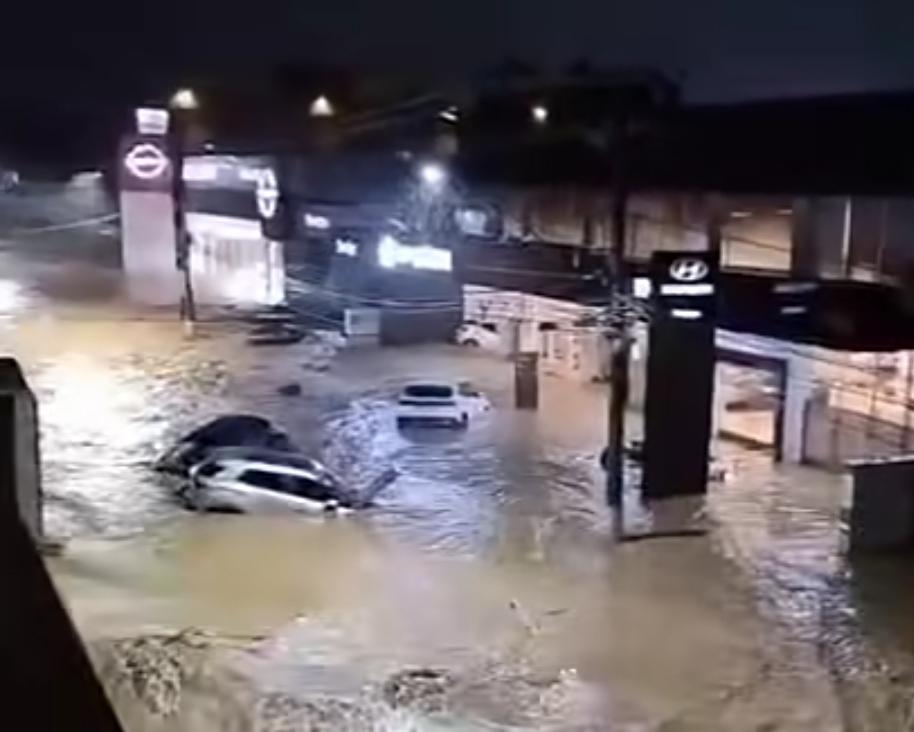 Vídeo: temporal deixa mortos, carros são arrastados, e há desaparecidos em cidade mineira