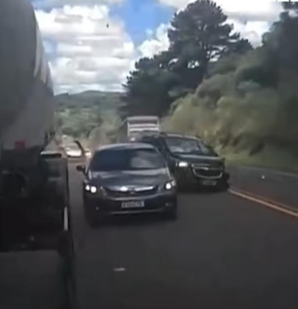 Vídeo: ultrapassagem termina em engavetamento e deixa vítima em estado grave