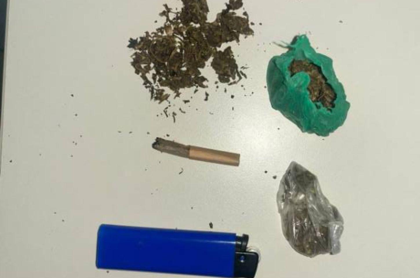 Adolescentes são apreendidos com porções de maconha durante abordagem em Serrinha