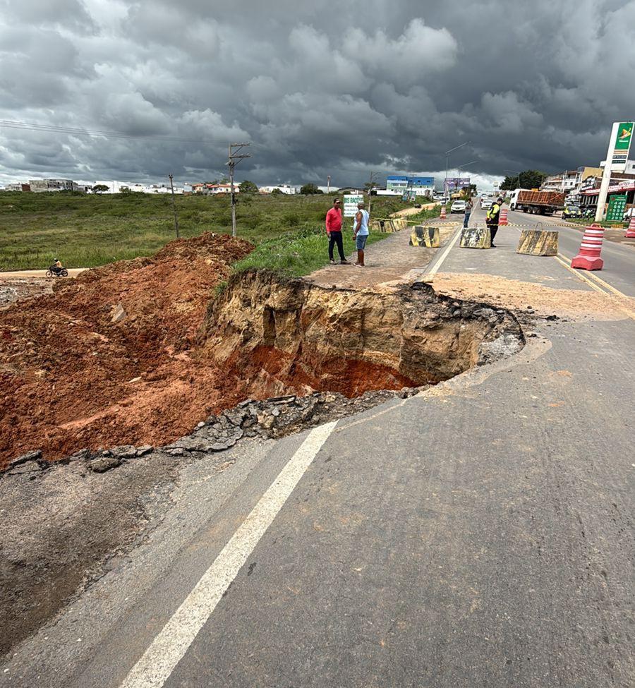 Alerta na BR-116 Norte: cratera aberta após chuvas provoca desvio do tráfego em Serrinha