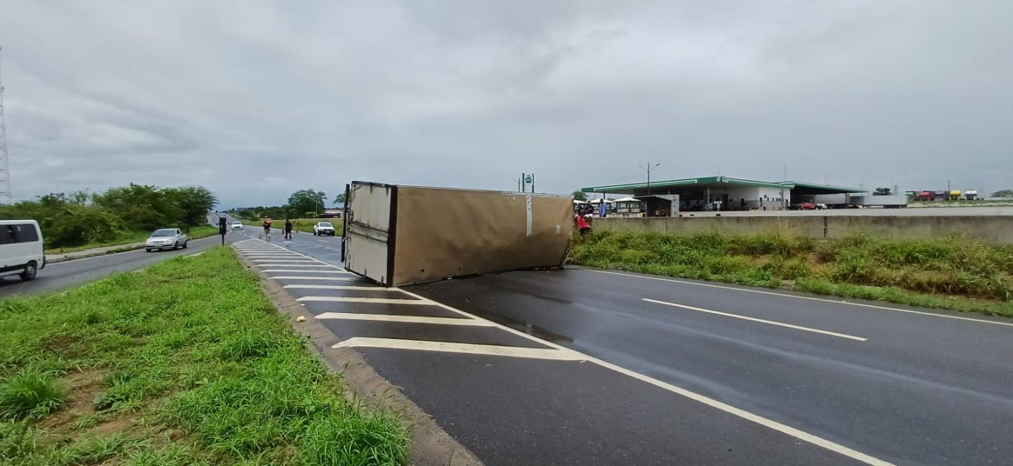 Caminhão tomba na BR-116 Norte entre Feira de Santana e Serrinha