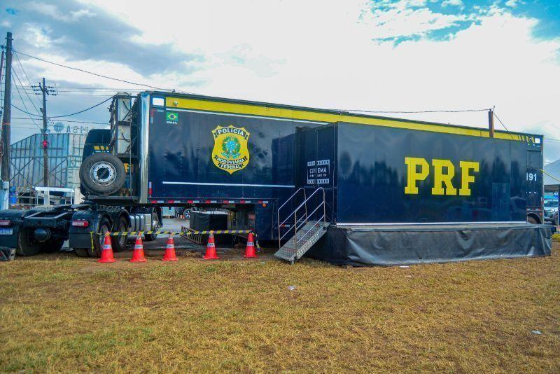 Carreta do Cinema Rodoviário da PRF promove ação especial pelo Dia da Mulher em Serrinha