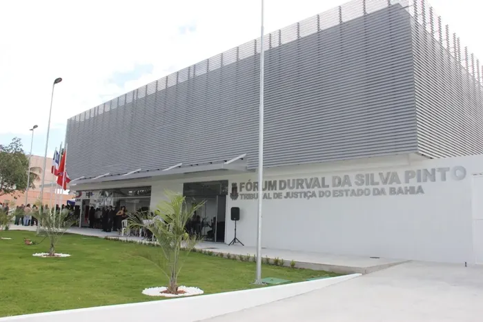Defesa de policial suspeito de matar advogado em Coité pede prisão domiciliar para continuar curso universitário 