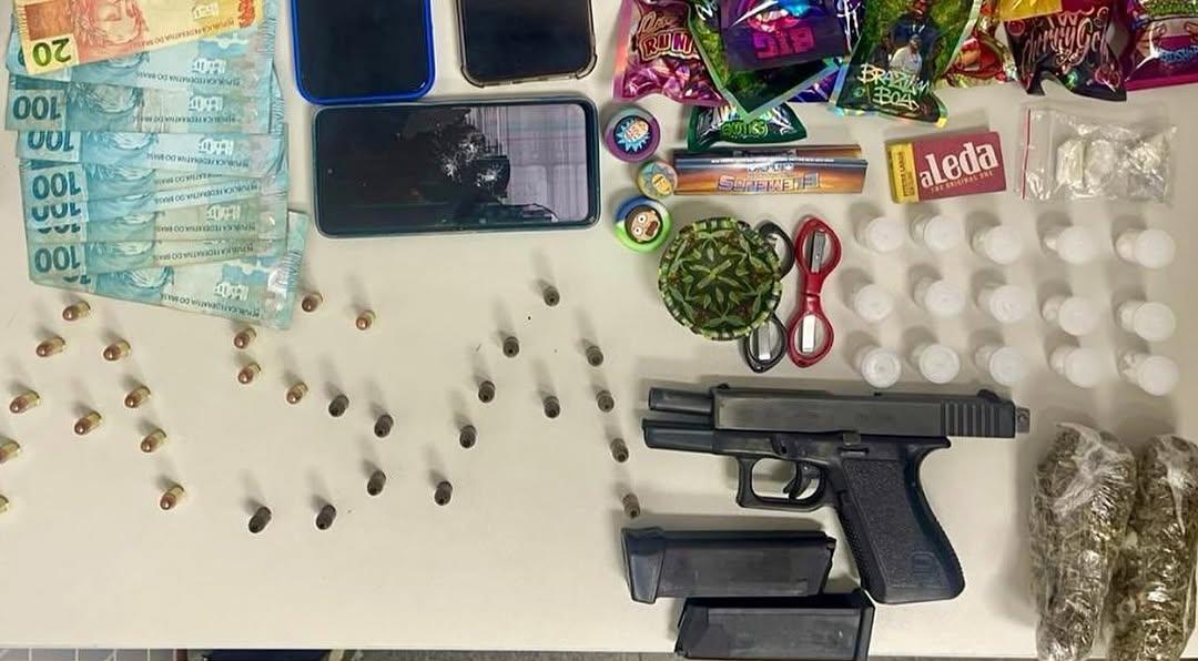 Dupla é detida por tráfico de drogas durante blitz em Feira de Santana