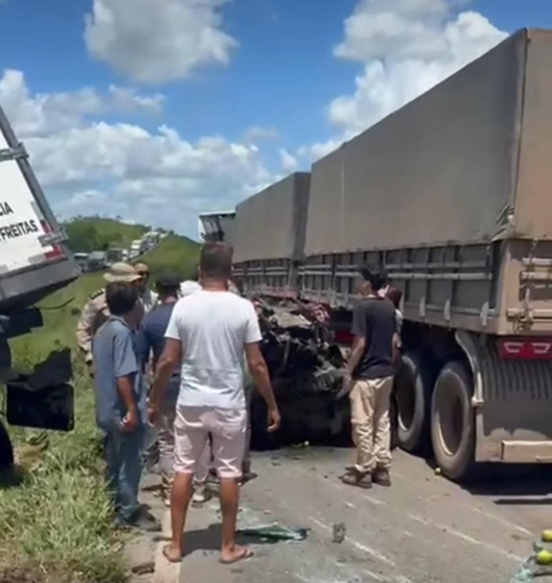 Engavetamento com nove veículos deixa um morto e seis feridos na BR-324