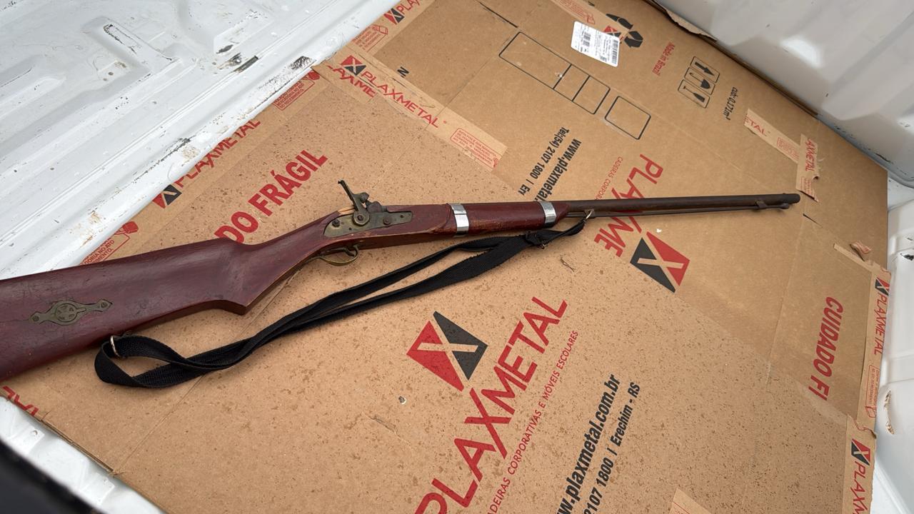 Foragido por latrocínio é preso em Serrinha e polícia apreende arma em residência