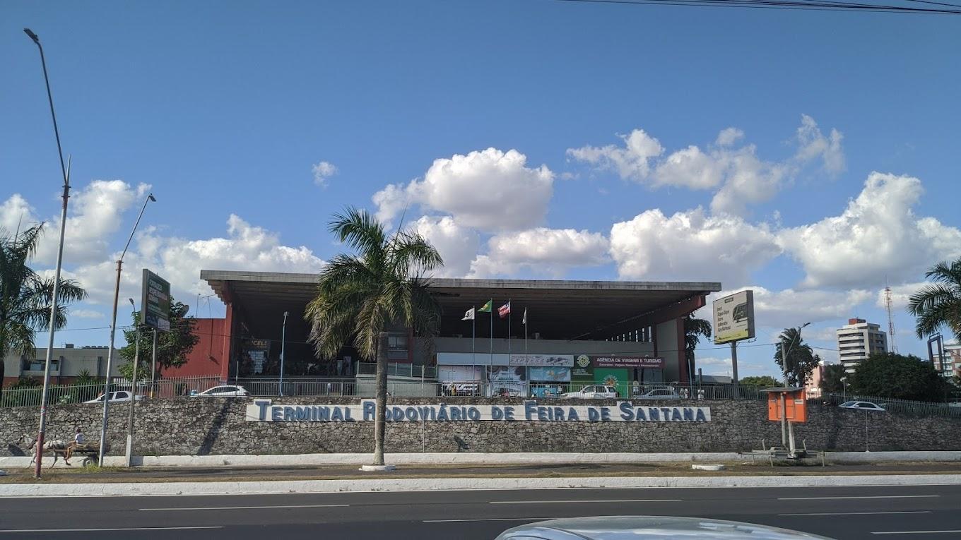 Homem em suposto surto é baleado após confronto com policial civil em Feira de Santana