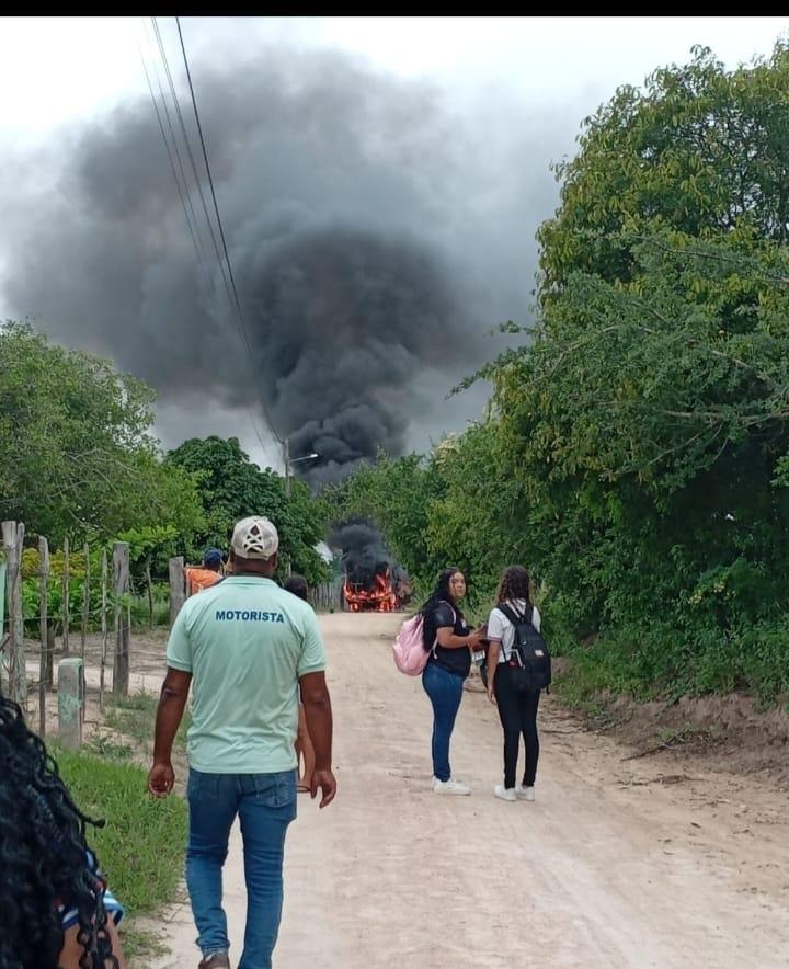 Incêndio destrói ônibus escolar de Barrocas que transportava estudantes na zona rural de Teofilândia