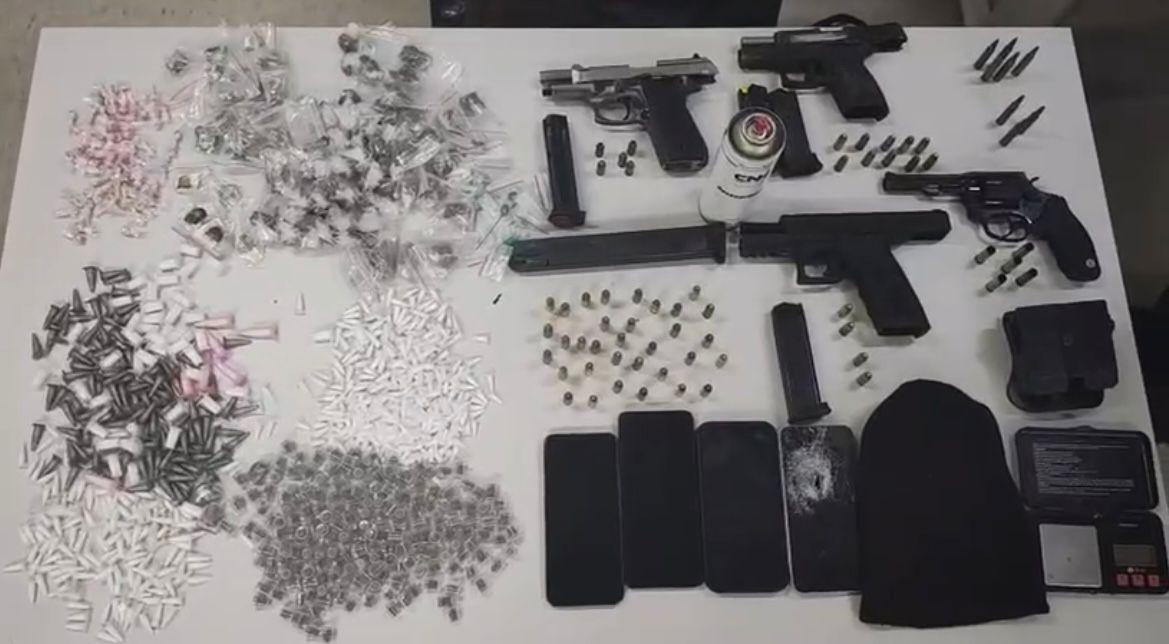 Operação policial termina com quatro suspeitos mortos e grande apreensão de armas e drogas em Salvador