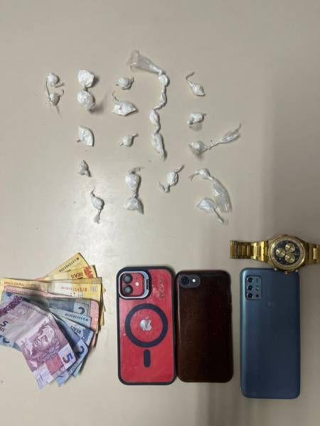 Polícia apreende drogas e conduz suspeitos à Delegacia após flagrante de drogas na zona rural de Serrinha