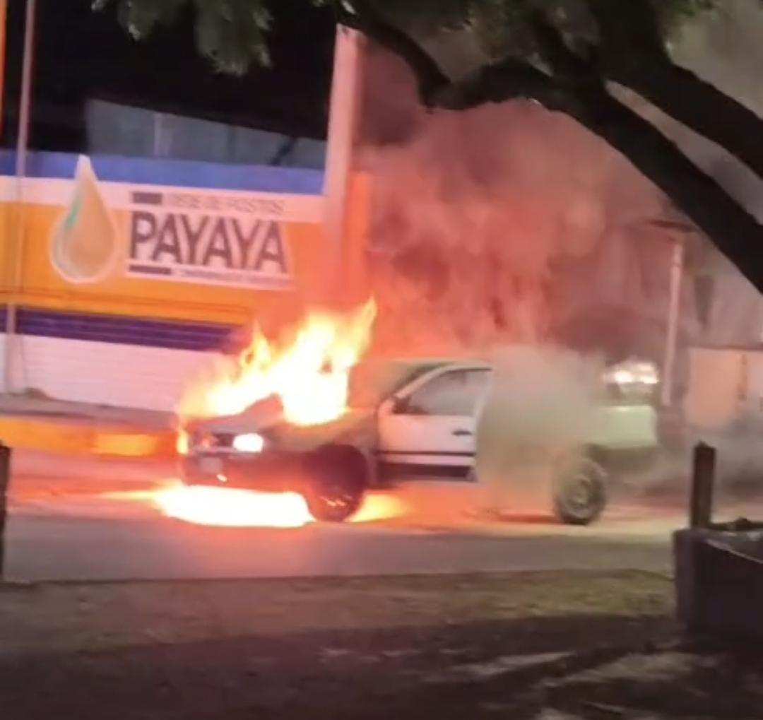 Veículo pega fogo em frente a posto de combustíveis em Serrinha