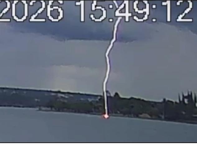 Vídeo: câmera registra raio atingindo canoa em lago; Idoso sofre parada cardiorrespiratória
