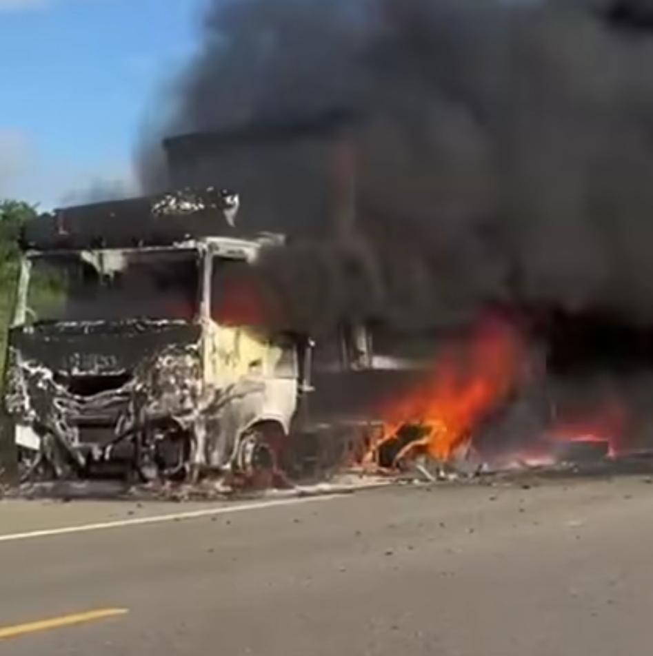 Vídeo: caminhão com carga de Heineken é destruído após incêndio na Bahia