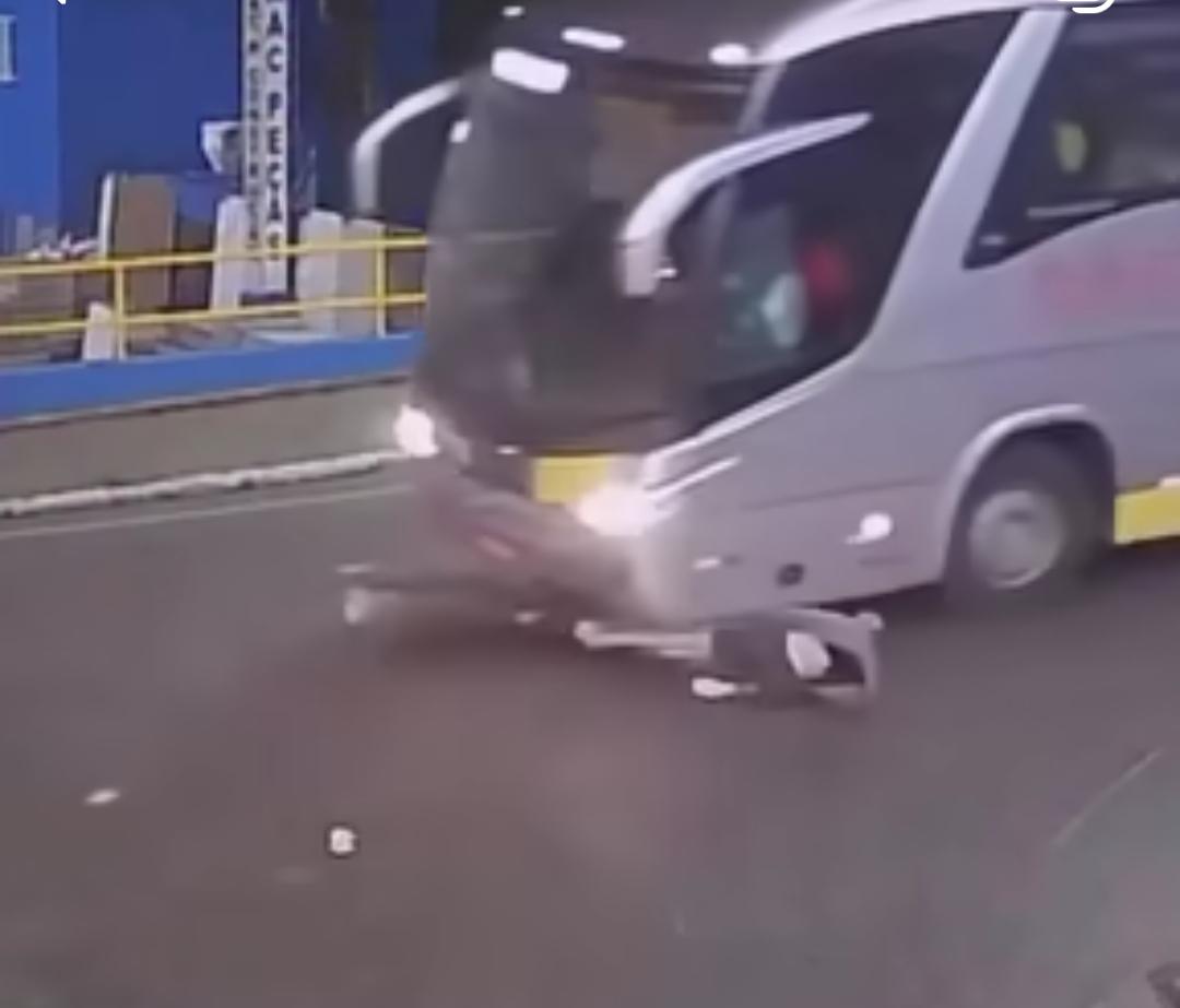 Vídeo: motociclista escapa por centímetros de atropelamento por ônibus na Bahia
