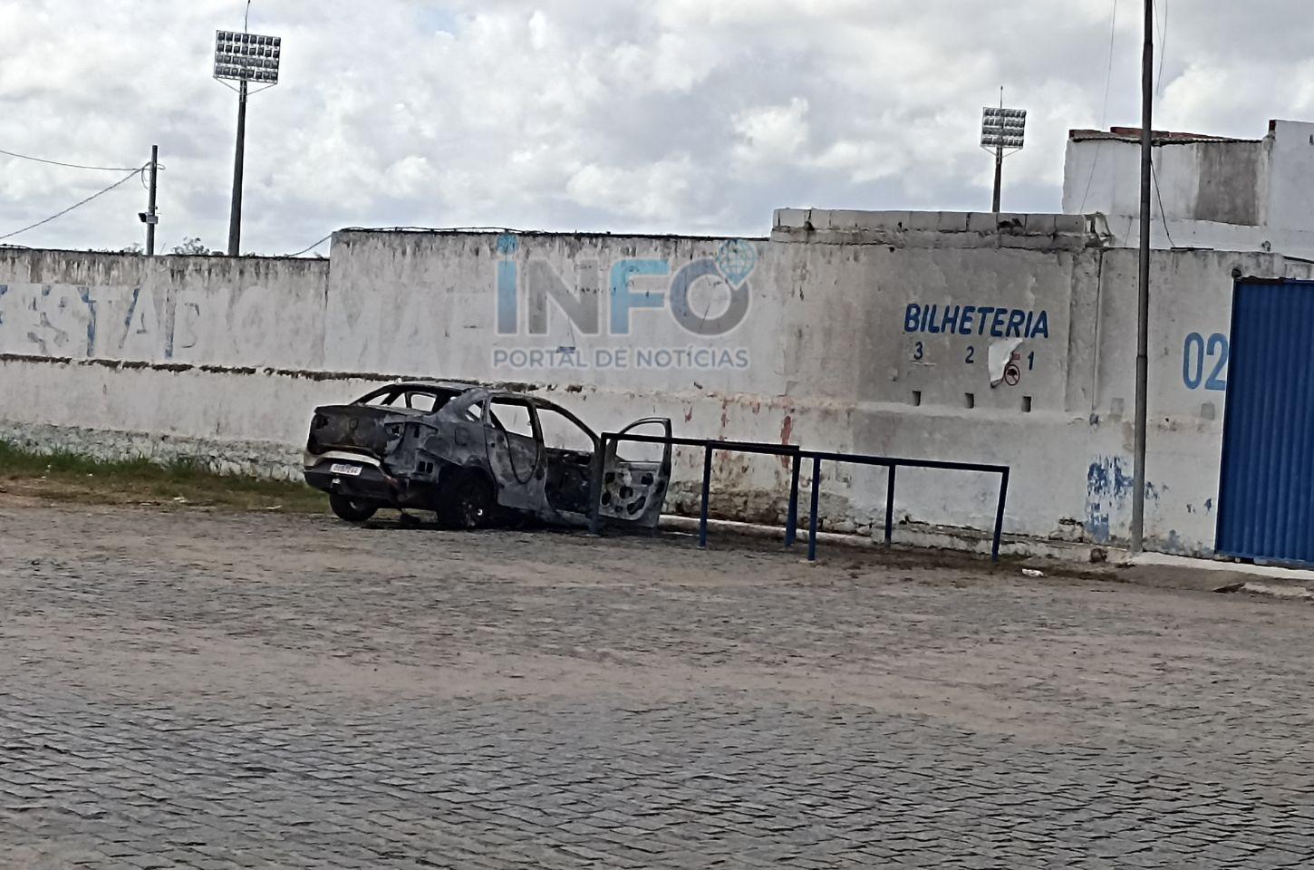 Video: veículo pega fogo em frente a bilheteria da Arena Marianão, em Serrinha