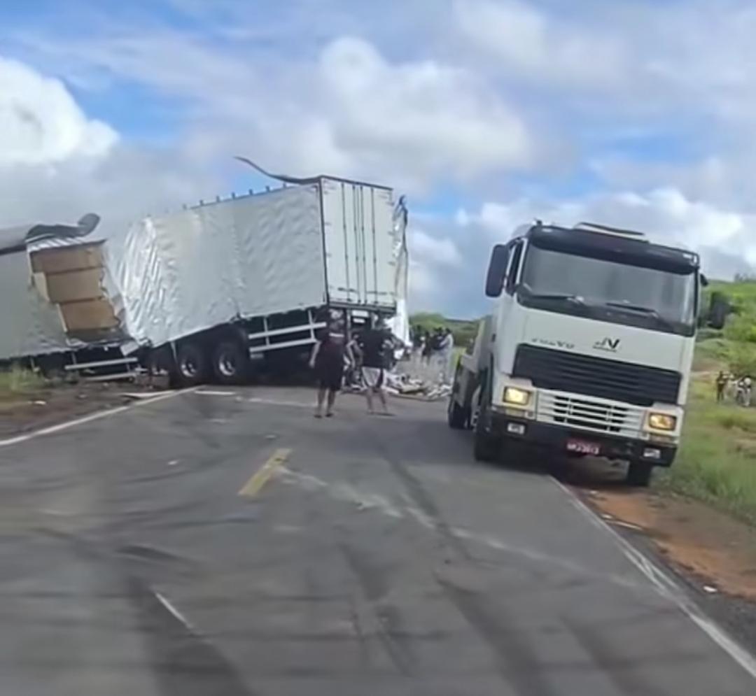 Acidente com carretas provoca longas filas na BR-116 Norte