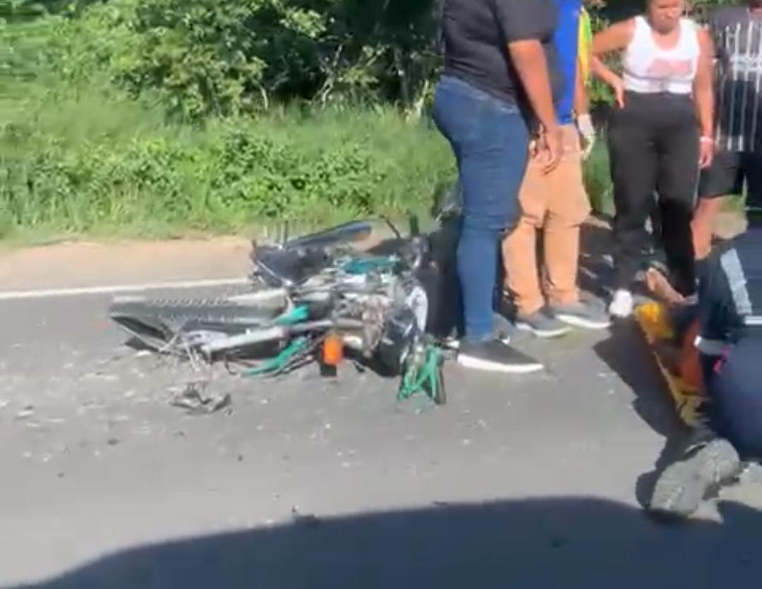 Acidente envolvendo motocicleta e carro é registrado na BR-116 Norte entre Serrinha e Teofilândia
