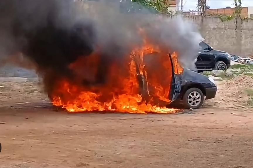 Após falhas sucessivas, homem se revolta e incendeia o próprio carro na Bahia