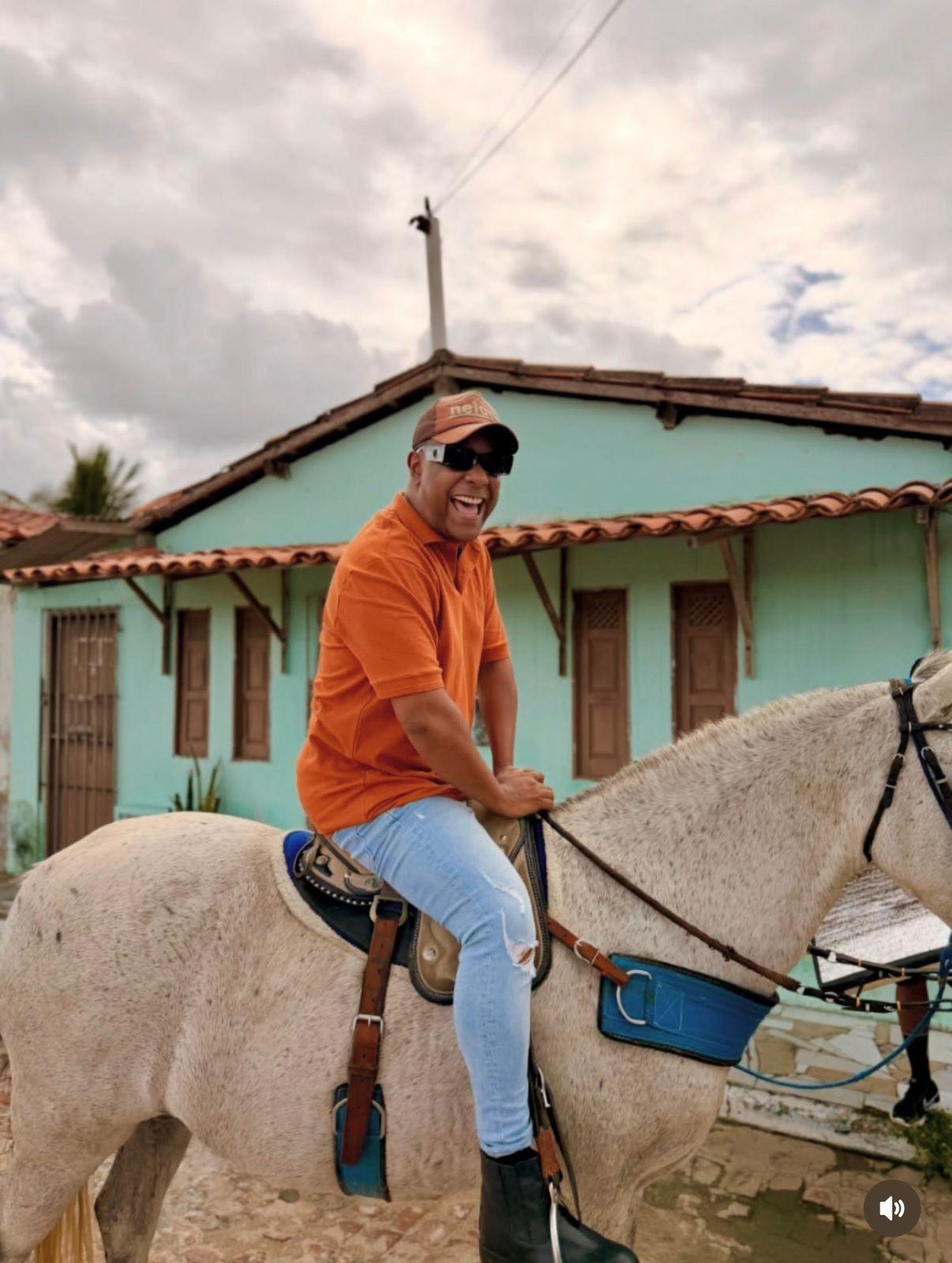 Cantor Márcio Victor grava clipe em Barrocas e participa de famosa cavalgada com moradores