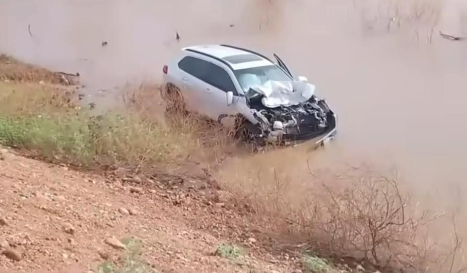 Carro é encontrado dentro de lagoa após sair da pista na BR-116 Norte 