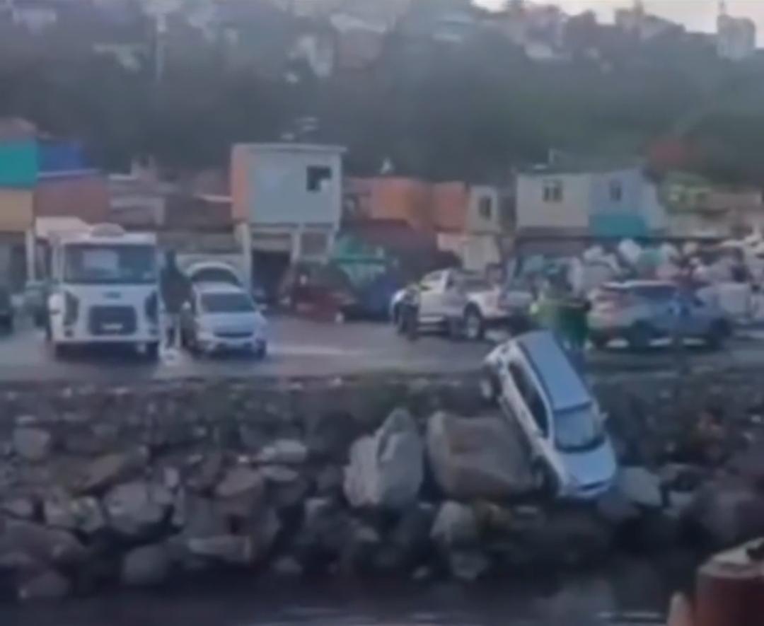 Carro fica pendurado e quase cai na água na Feira de São Joaquim, em Salvador