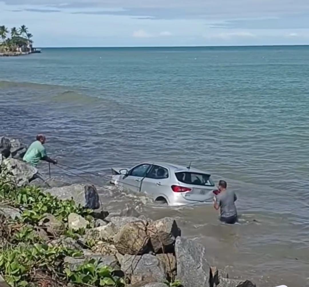Carro sai da pista e cai no mar na Bahia; motorista não se feriu
