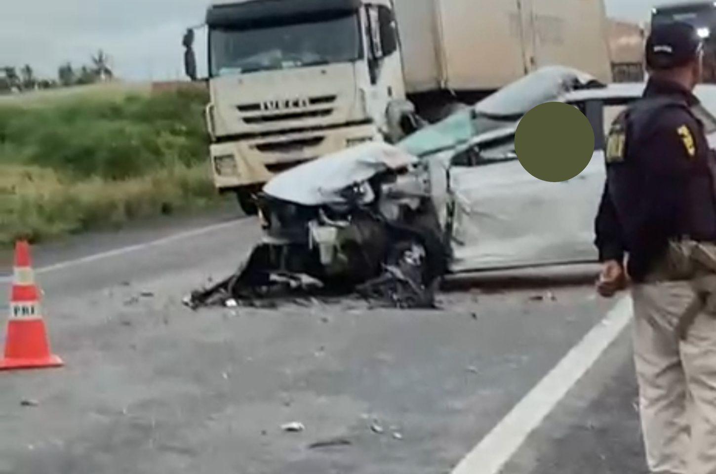 Colisão entre carro e carreta deixa um morto e uma ferida na BR-116 Norte