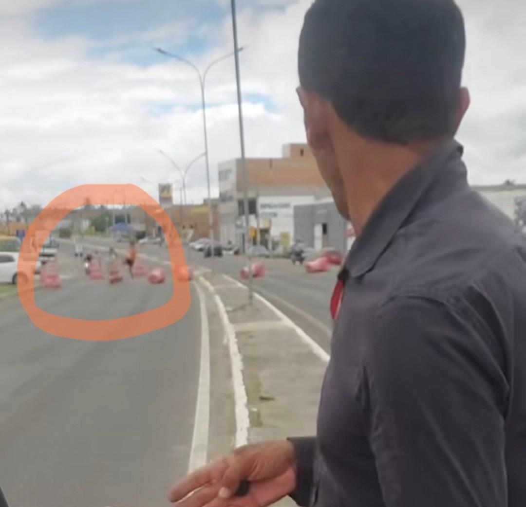 Cones de sinalização são derrubados durante reportagem na rotatória da Urbis, em Serrinha; Veja video