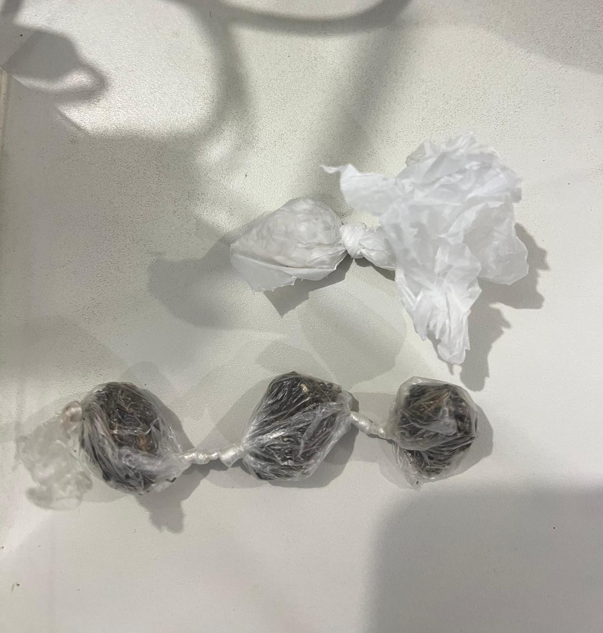 Homem é detido com drogas durante ação da PM no bairro Vila de Fátima, em Serrinha