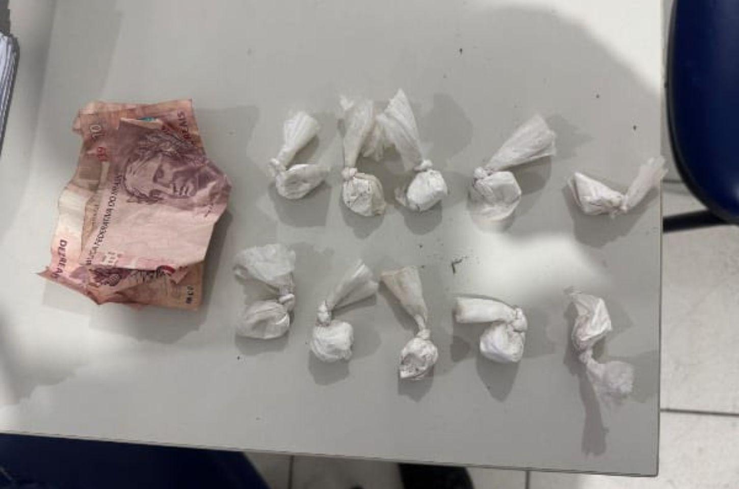 Homem tenta despistar polícia, mas é flagrado com droga em Serrinha