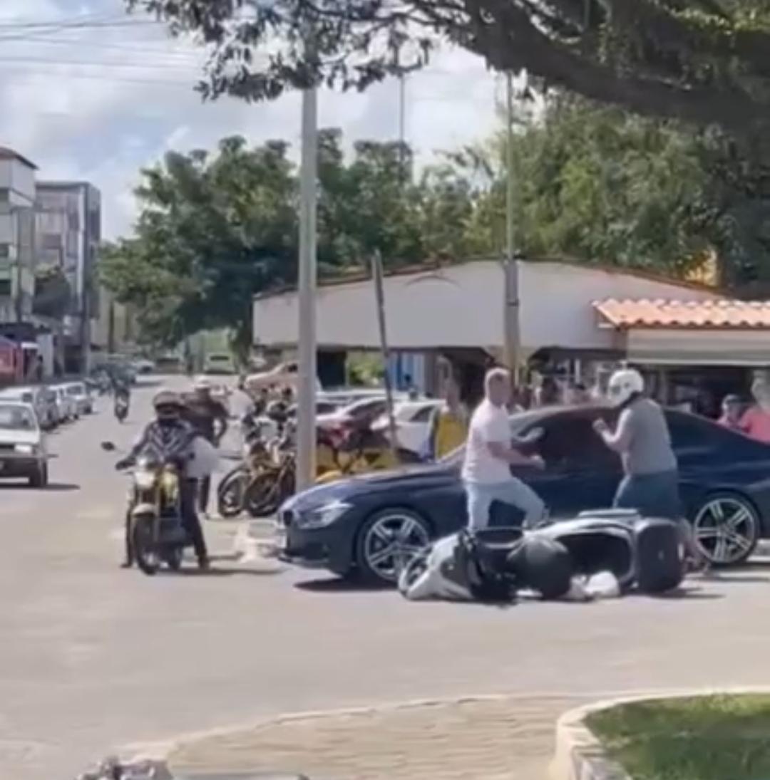 Homens saem na mão após colisão envolvendo carro e motocicleta na Bahia