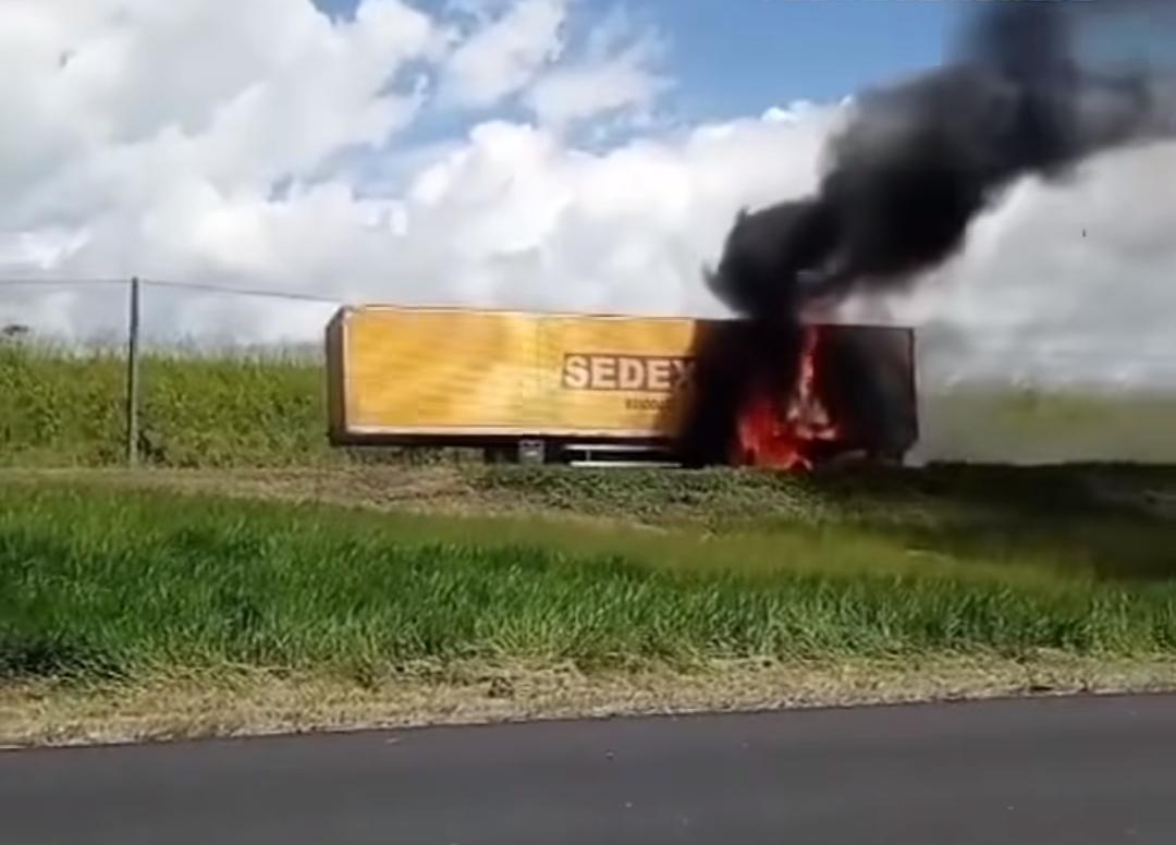Incêndio atinge carga de carreta dos Correios na BR-324 e provoca lentidão no trânsito