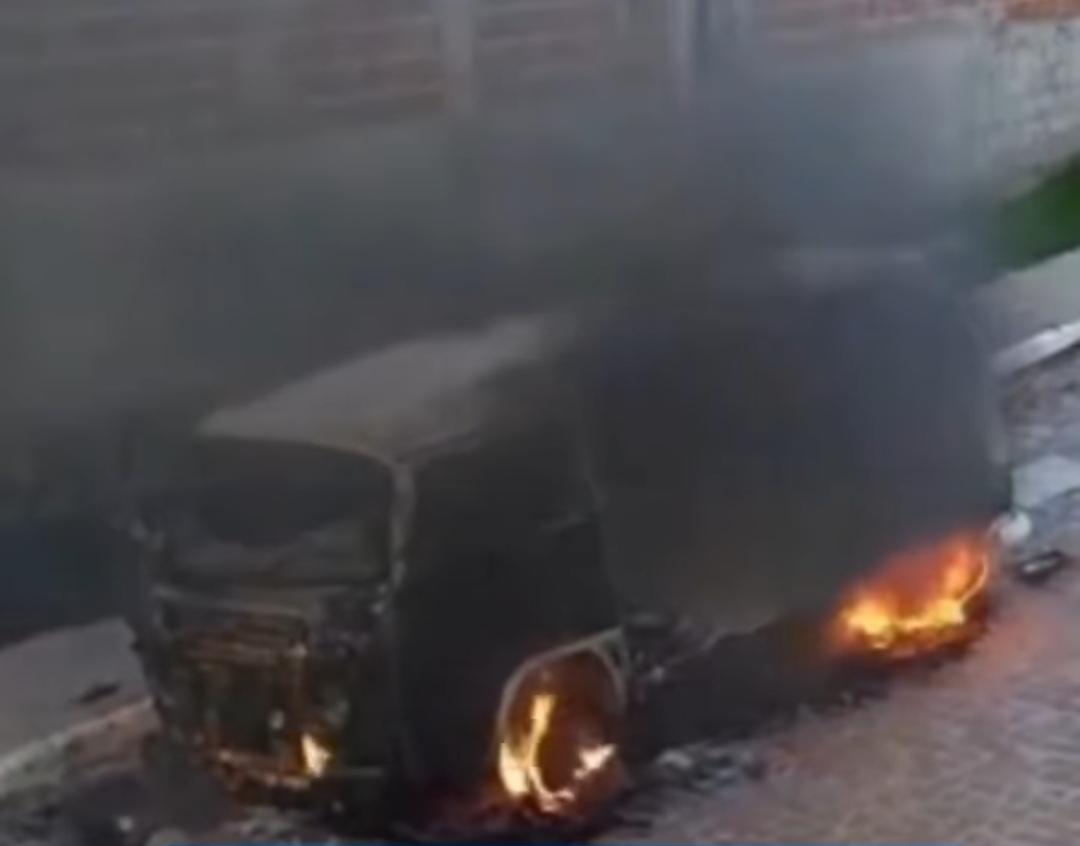 Kombi de transporte escolar é destruída por incêndio na região do sisal