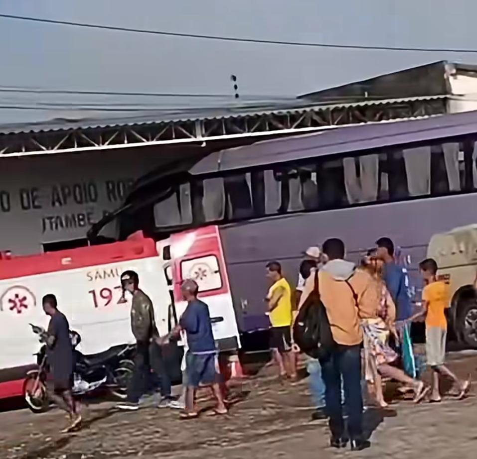 Ônibus perde controle e atinge ponto de embarque, deixando mortos e feridos na Bahia