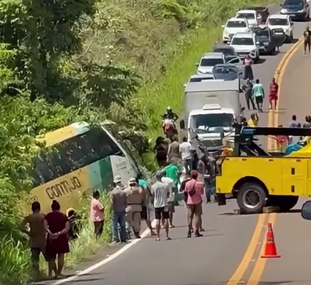 Ônibus tomba na Bahia após sair da pista depois de curva acentuada