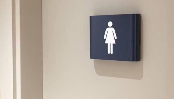Prefeitura de capital brasileira sanciona lei que proíbe trans de usar banheiro feminino