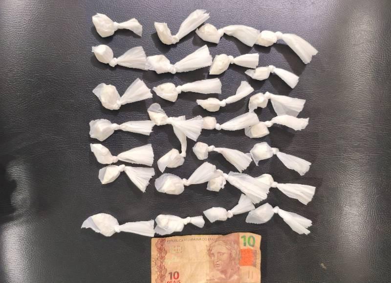 Suspeito é conduzido por tráfico de drogas após tentar fugir da polícia em Serrinha