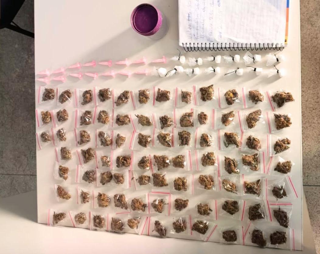 Suspeito foge e abandona drogas durante ação policial em Feira de Santana