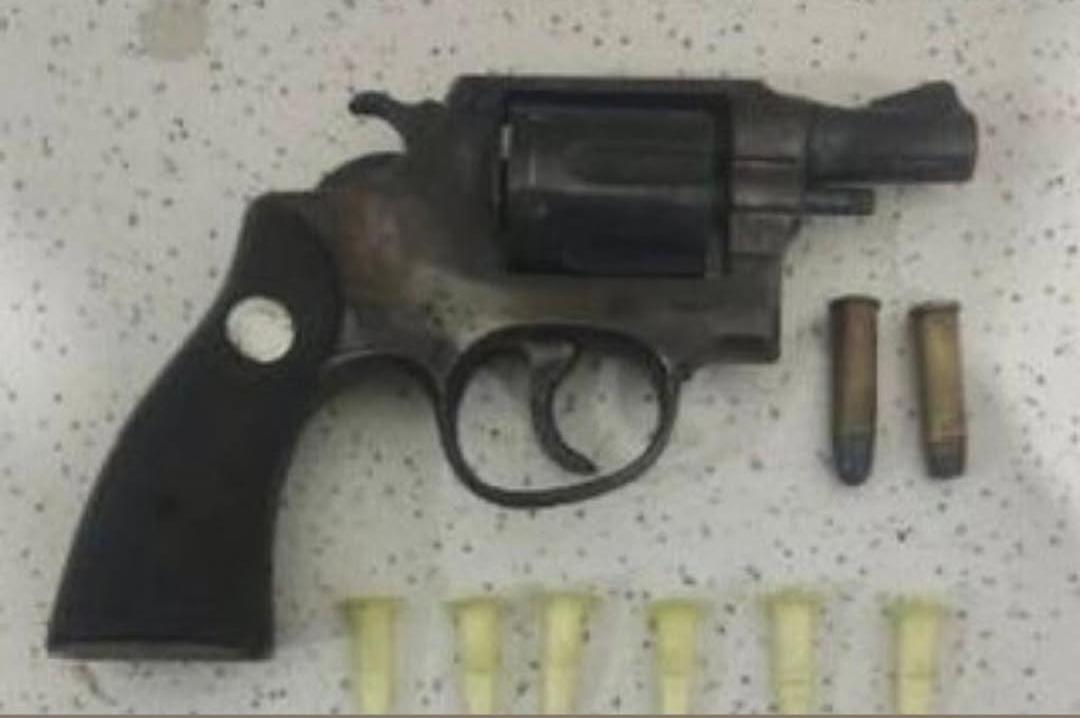 Suspeito foge e deixa arma e drogas para trás durante ação policial em Serrinha