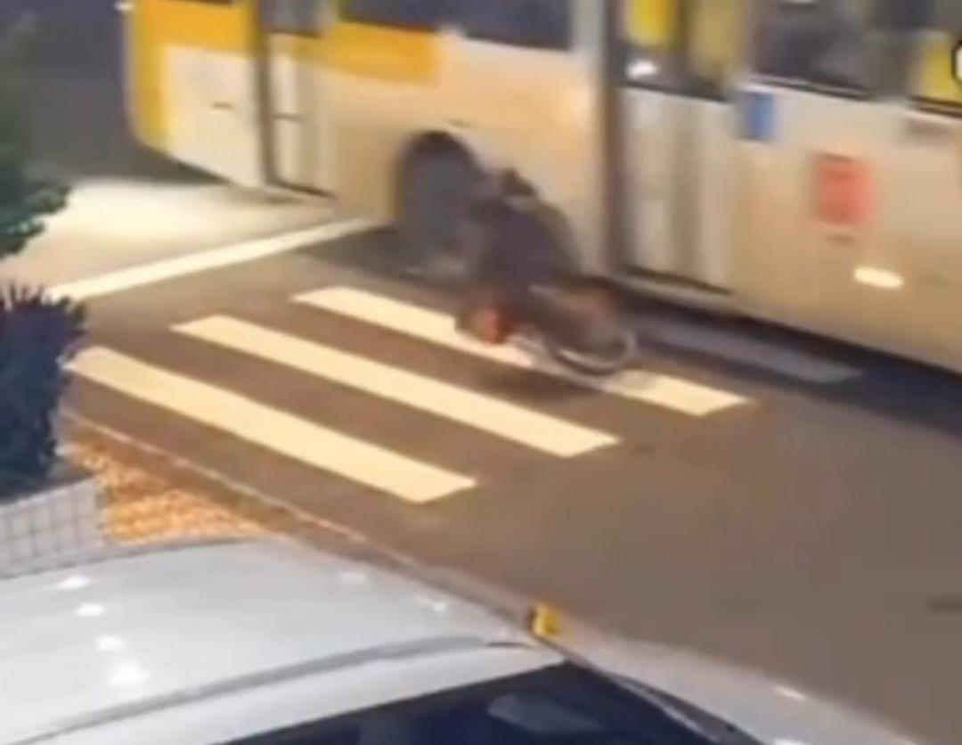 Susto no trânsito: ciclista escapa sem ferimentos graves após colisão com ônibus em Salvador