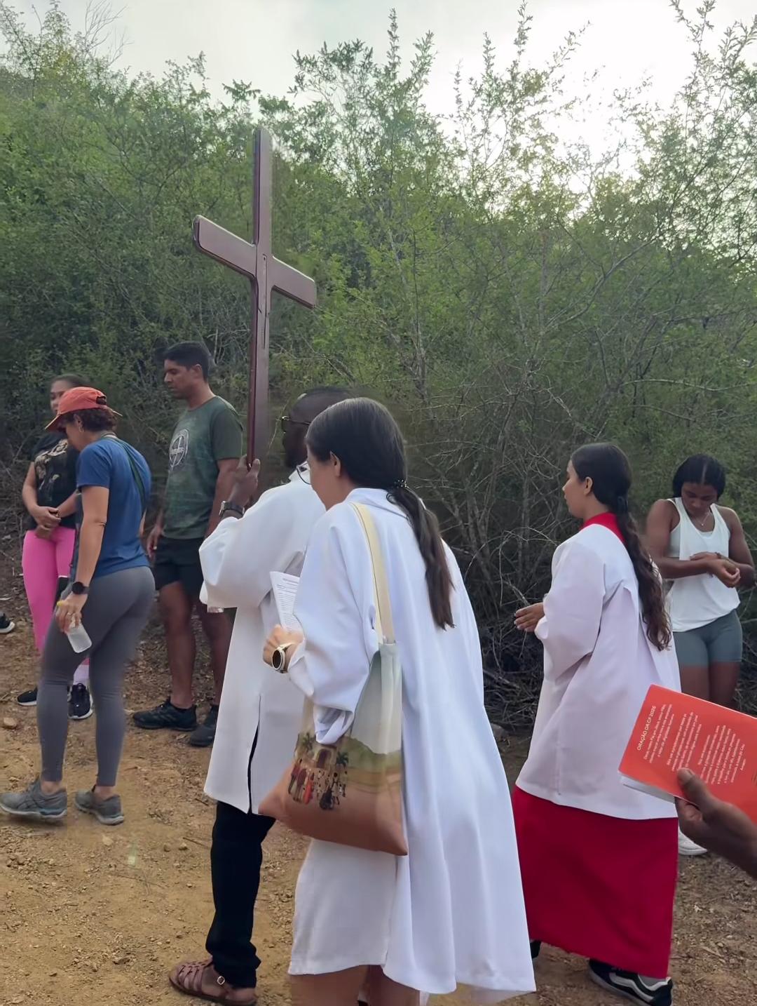 Tradição leva fiéis aos montes de Serrinha na Sexta-feira Santa