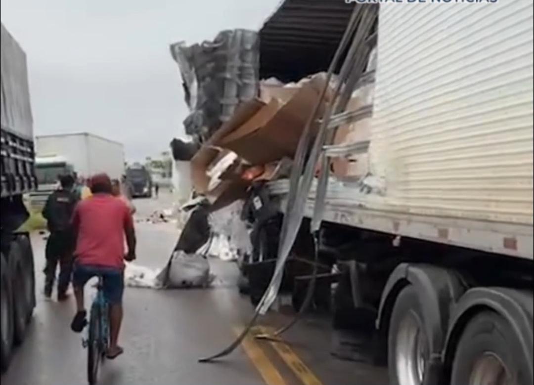 Vídeo: caminhão com carga de encomendas sofre acidente na BR-116 Norte