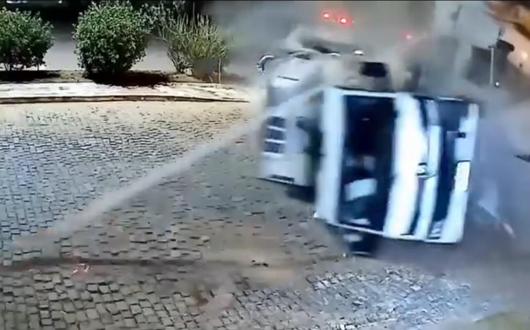 Vídeo: carreta perde controle, provoca acidente na BR-116 e deixa motorista ferido