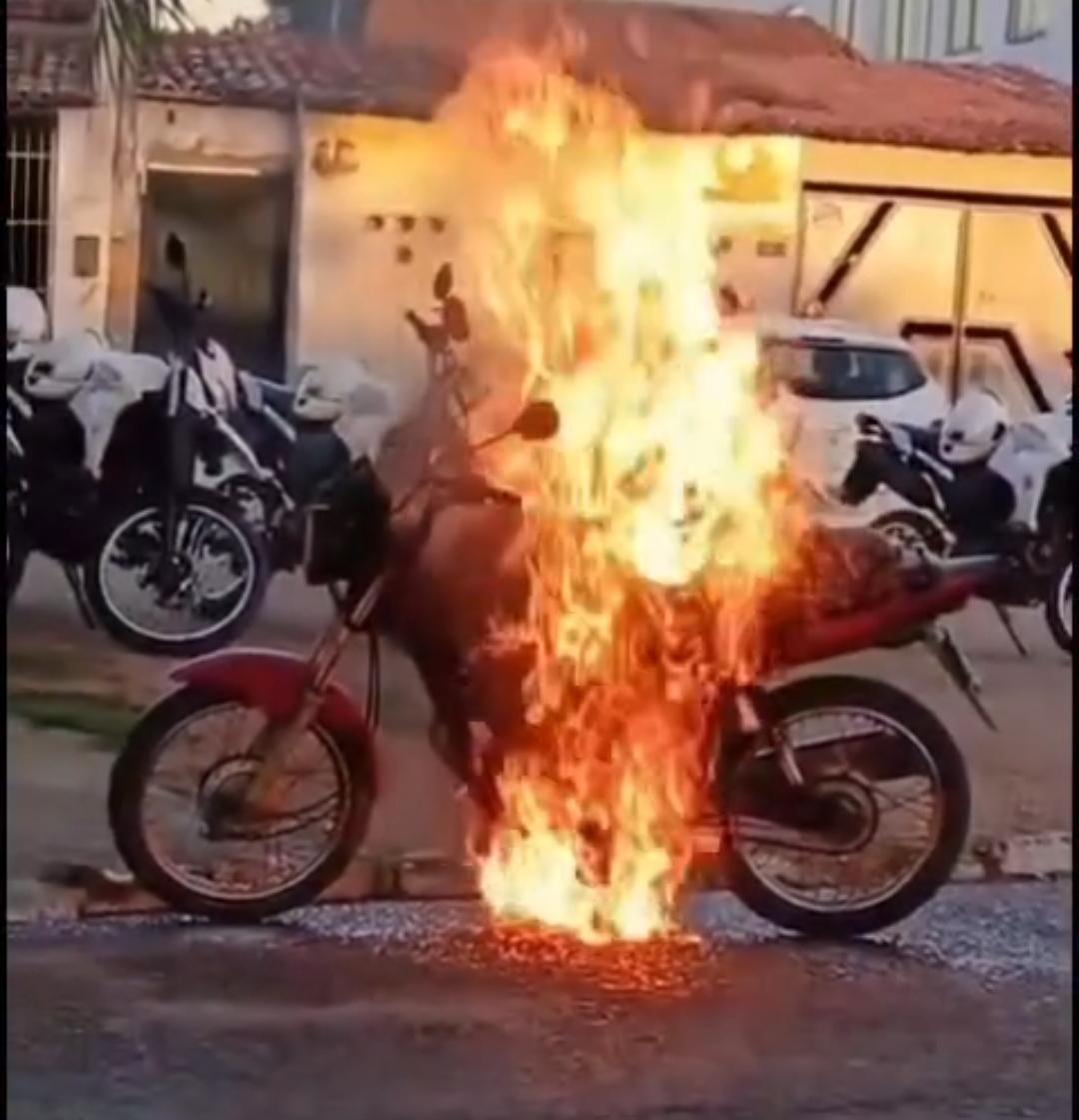 Vídeo: homem incendeia própria moto para evitar apreensão durante blitz em Feira de Santana