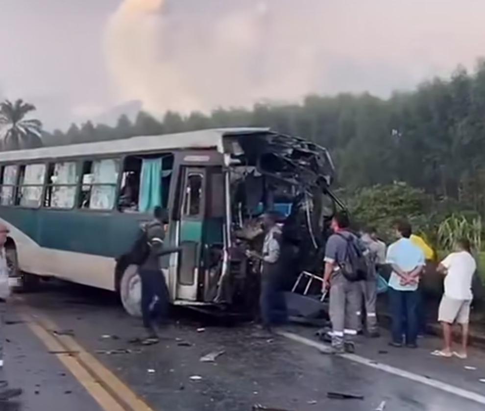 Acidente envolvendo ônibus e carretas provoca interdição total em rodovia federal na Bahia
