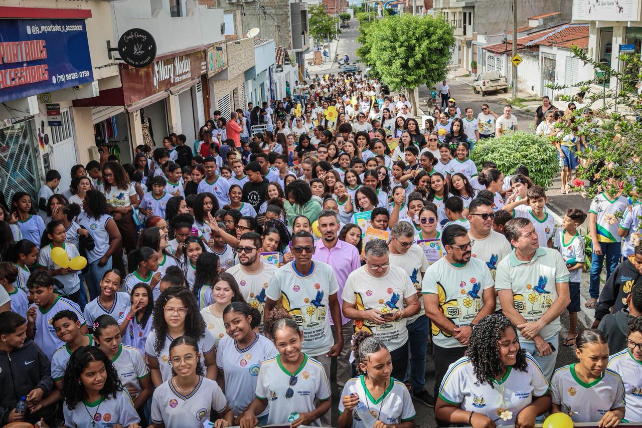 Caminhada mobiliza população de Barrocas em campanha de combate ao abuso infantil