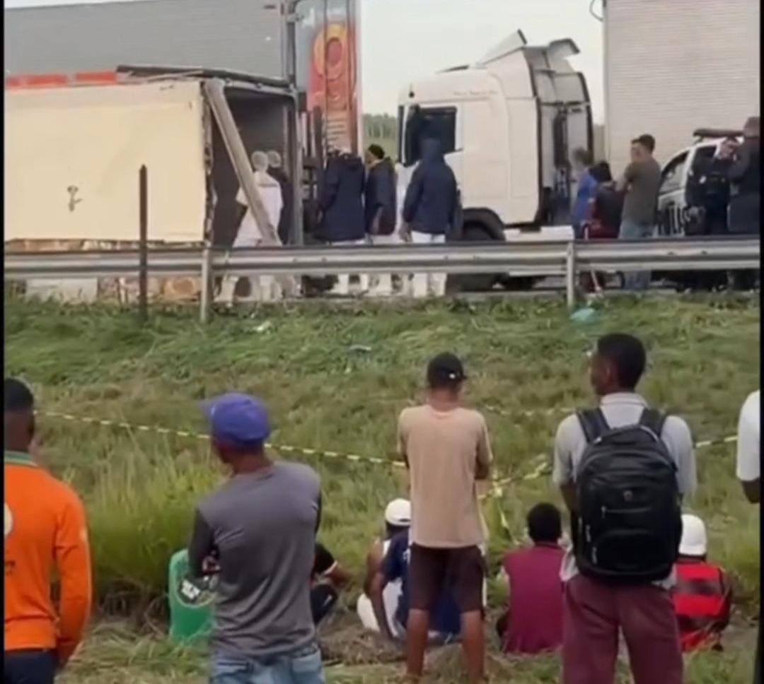 Caminhão com carga de carne tomba na BR-101, porém PRF consegue evitar saque
